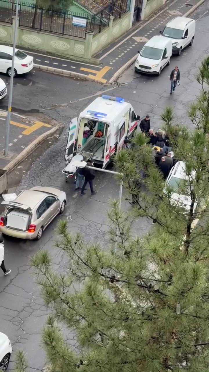 Otomobil motokuryeye &ccedil;arptı: 1 yaralı
