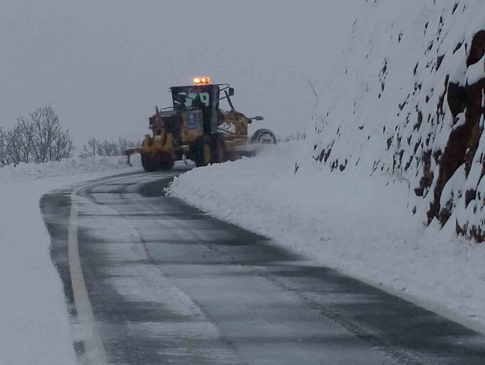Kar yağışıyla kapanan kırsal mahalle yolları a&ccedil;ılıyor
