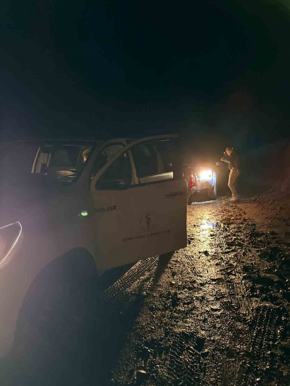 Gercüş’te çamura saplanan aracı Özel İdare ekipleri kurtardı