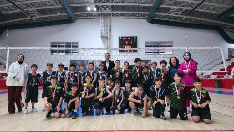 Bilecik&rsquo;te k&uuml;&ccedil;&uuml;k erkekler voleybol m&uuml;sabakaları tamamlandı
