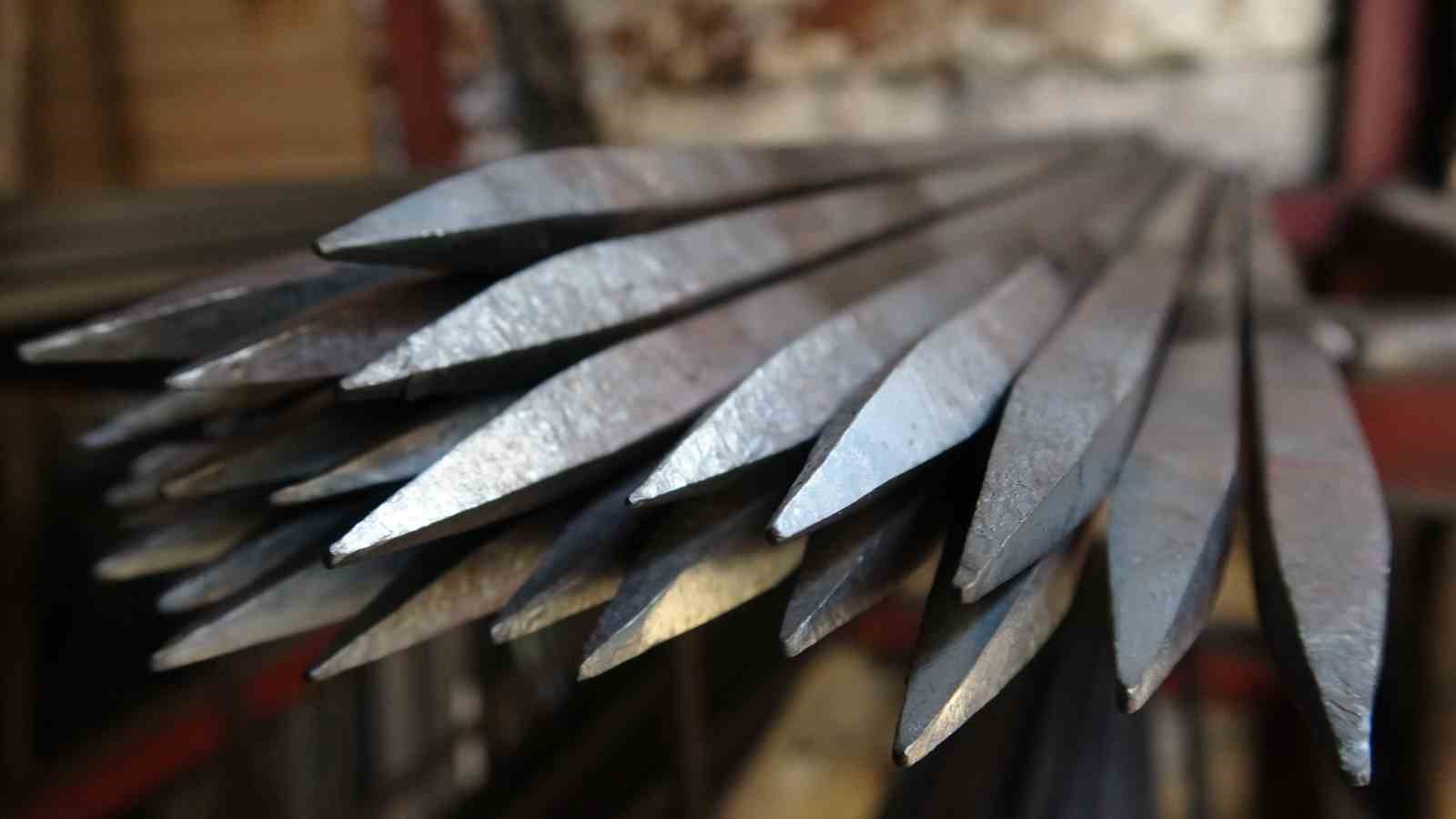 Eski y&ouml;ntemlerle &uuml;rettiği kebap şişlerini 15 &uuml;lkeye ihra&ccedil; ediyor
