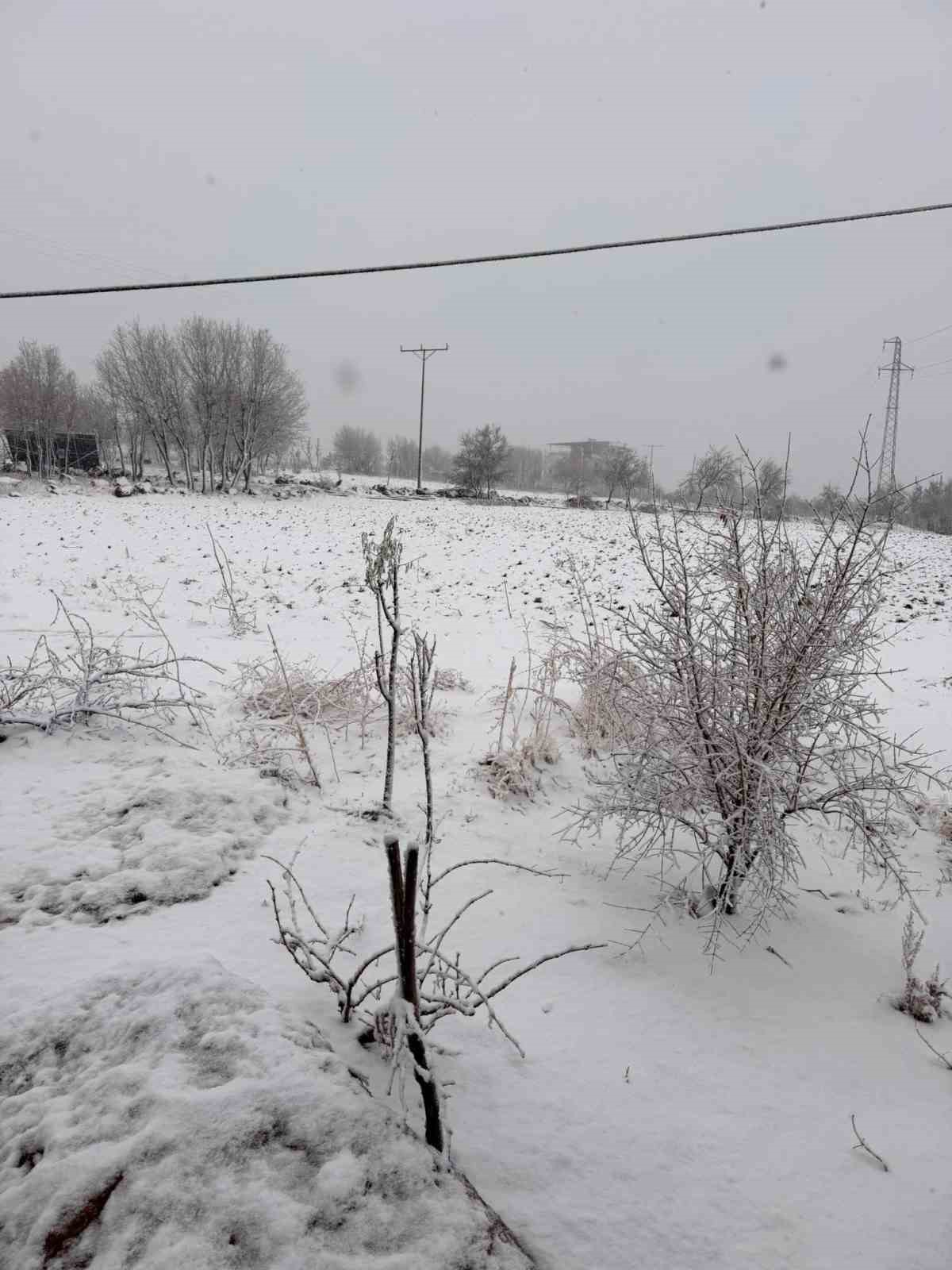 &Ccedil;ermik&rsquo;e mevsimin ilk karı yağdı
