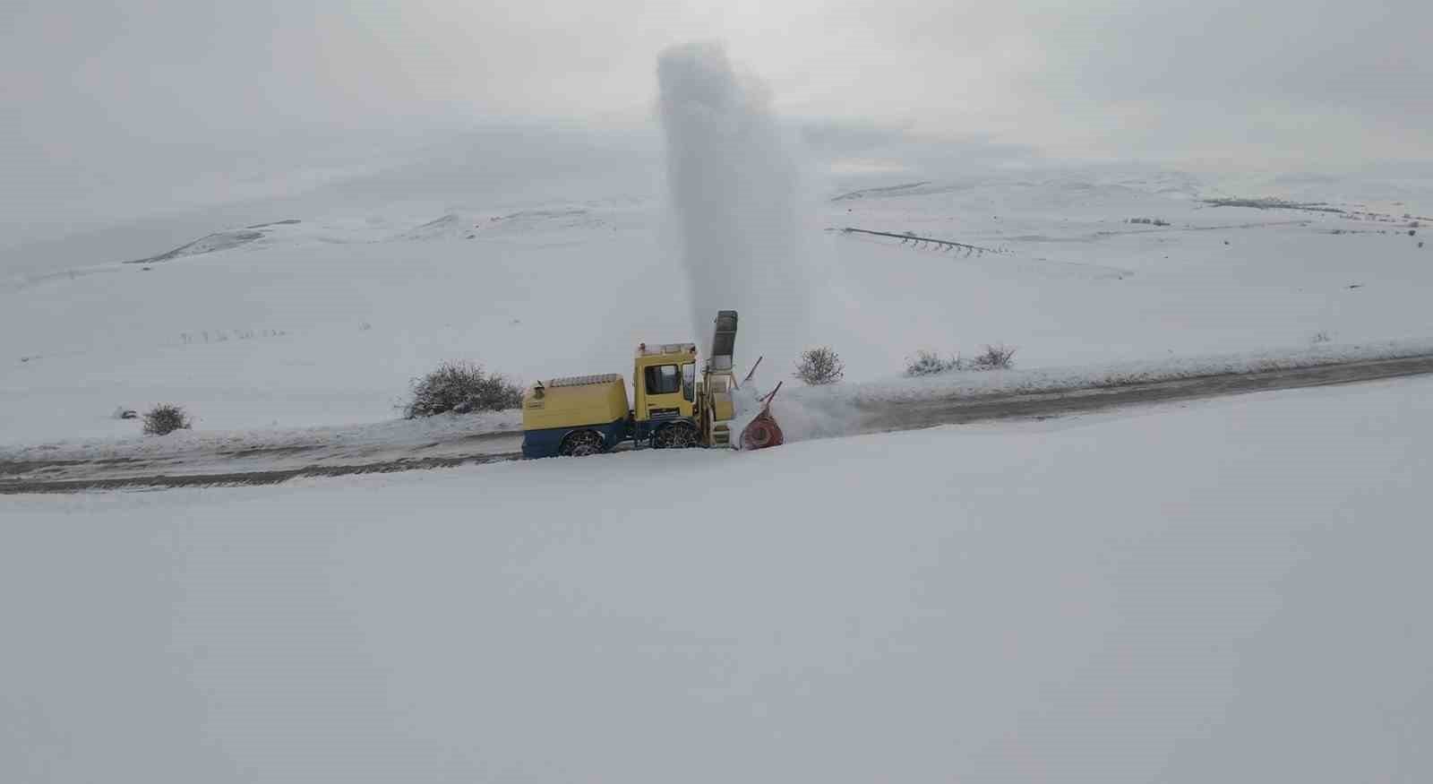 Bayburt’un köy yollarında karla mücadeleye başlandı