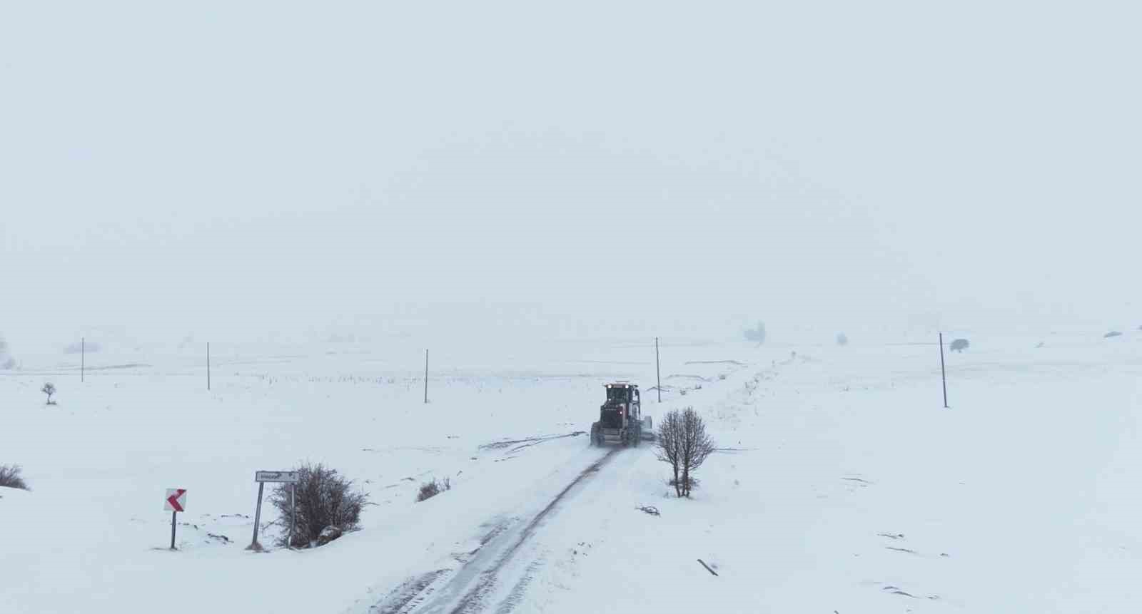 Bayburt&rsquo;un k&ouml;y yollarında karla m&uuml;cadeleye başlandı
