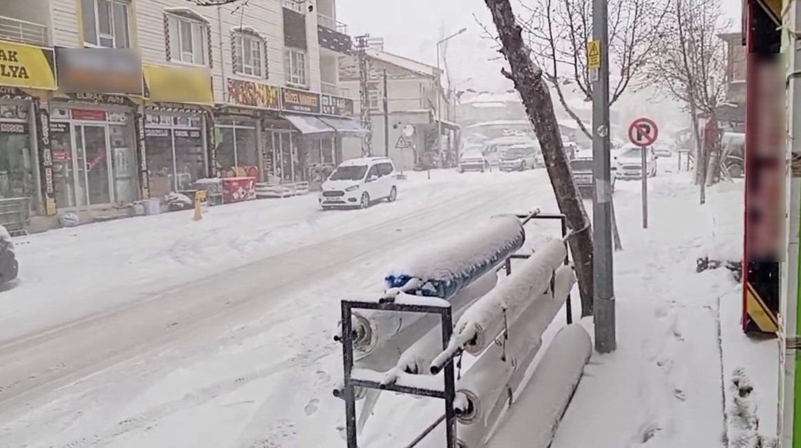 Sincik&rsquo;te kar yağışı il&ccedil;eyi beyaza b&uuml;r&uuml;d&uuml;
