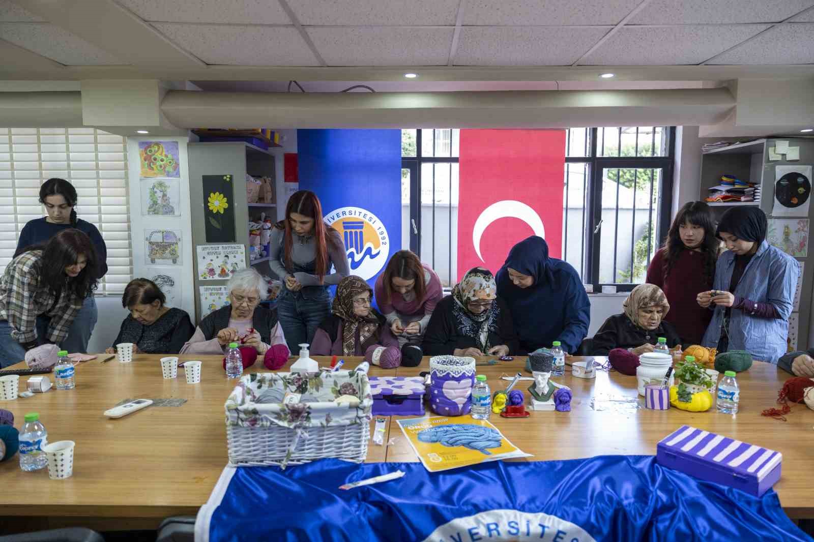 Alzheimer hastaları sanat terapisiyle hayata tutunuyor
