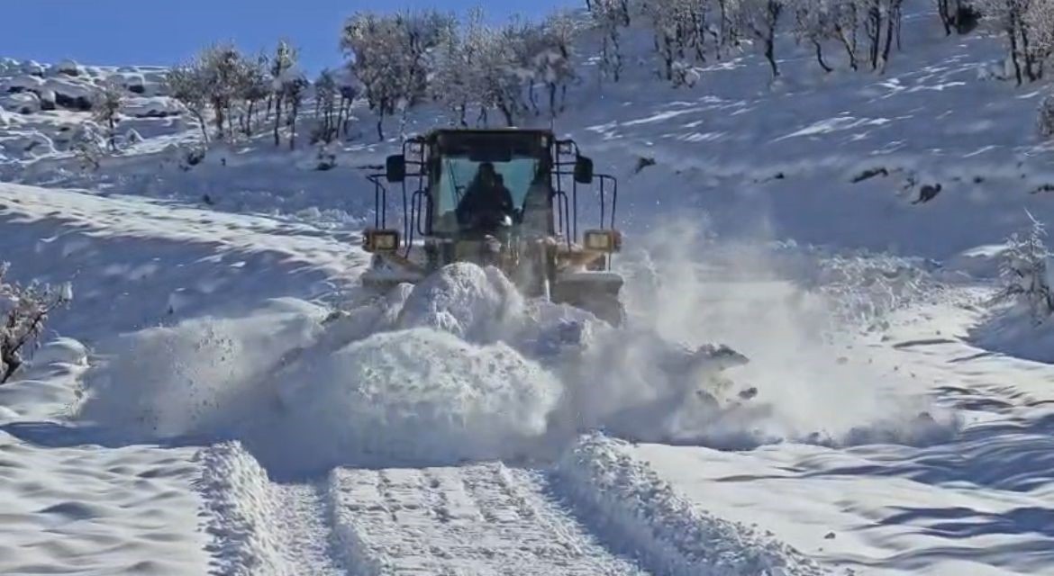 Siirt&rsquo;te kar nedeniyle kapanan yollar a&ccedil;ıldı
