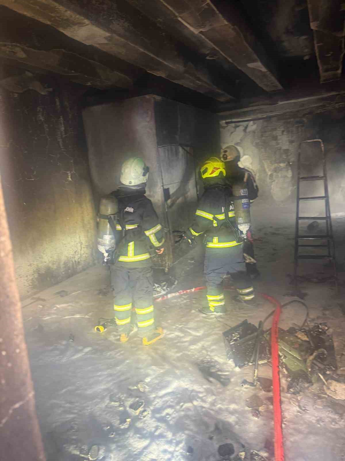 Nazilli&rsquo;de eski k&uuml;t&uuml;phane binasında yangın
