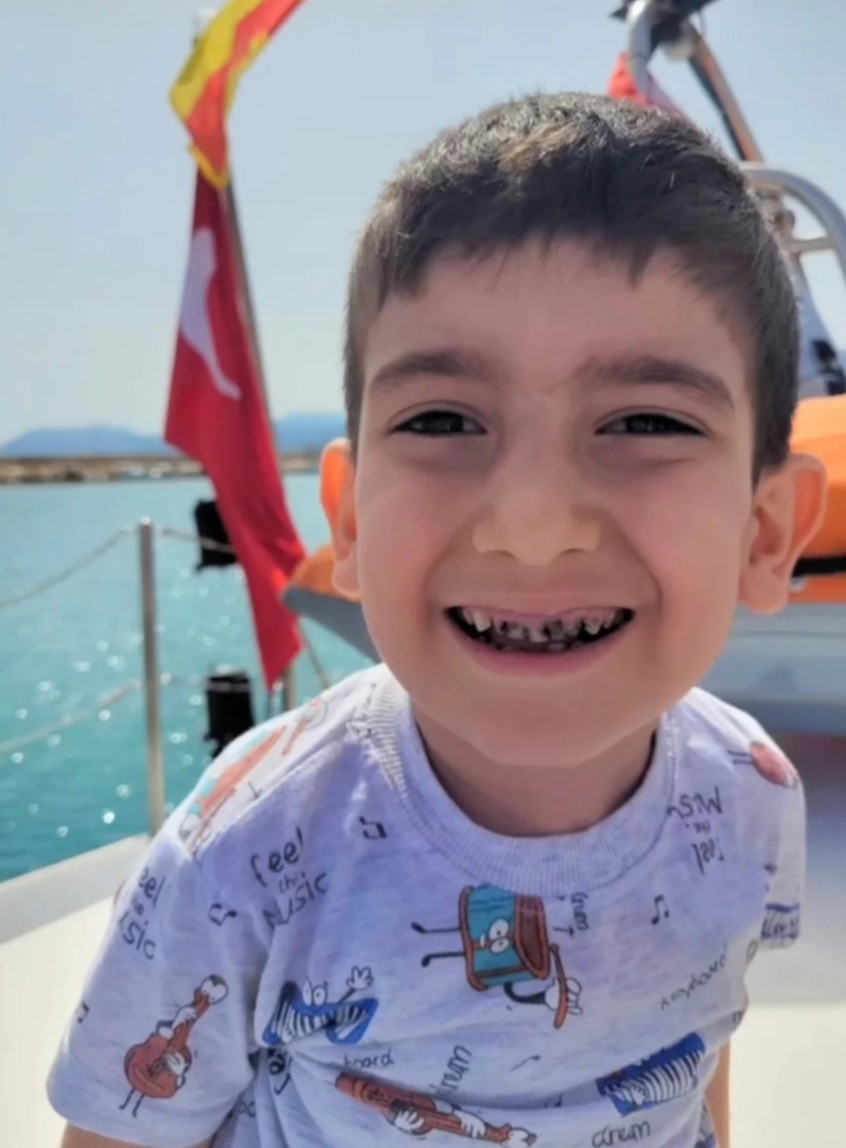 Yangında &ouml;len 2 kardeşe acı veda: Aynı tabutla getirilip aynı kabre defnedildiler
