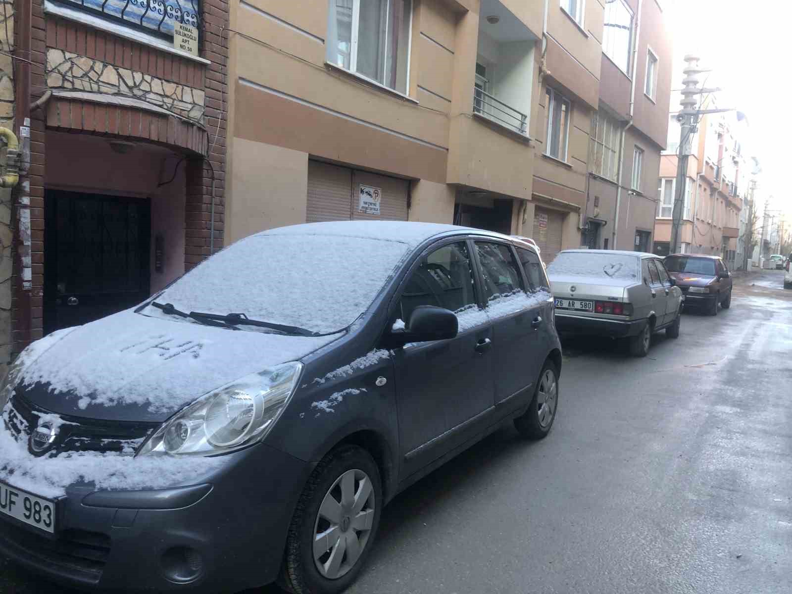 Eskişehir&rsquo;de ara&ccedil;lar karla kaplandı
