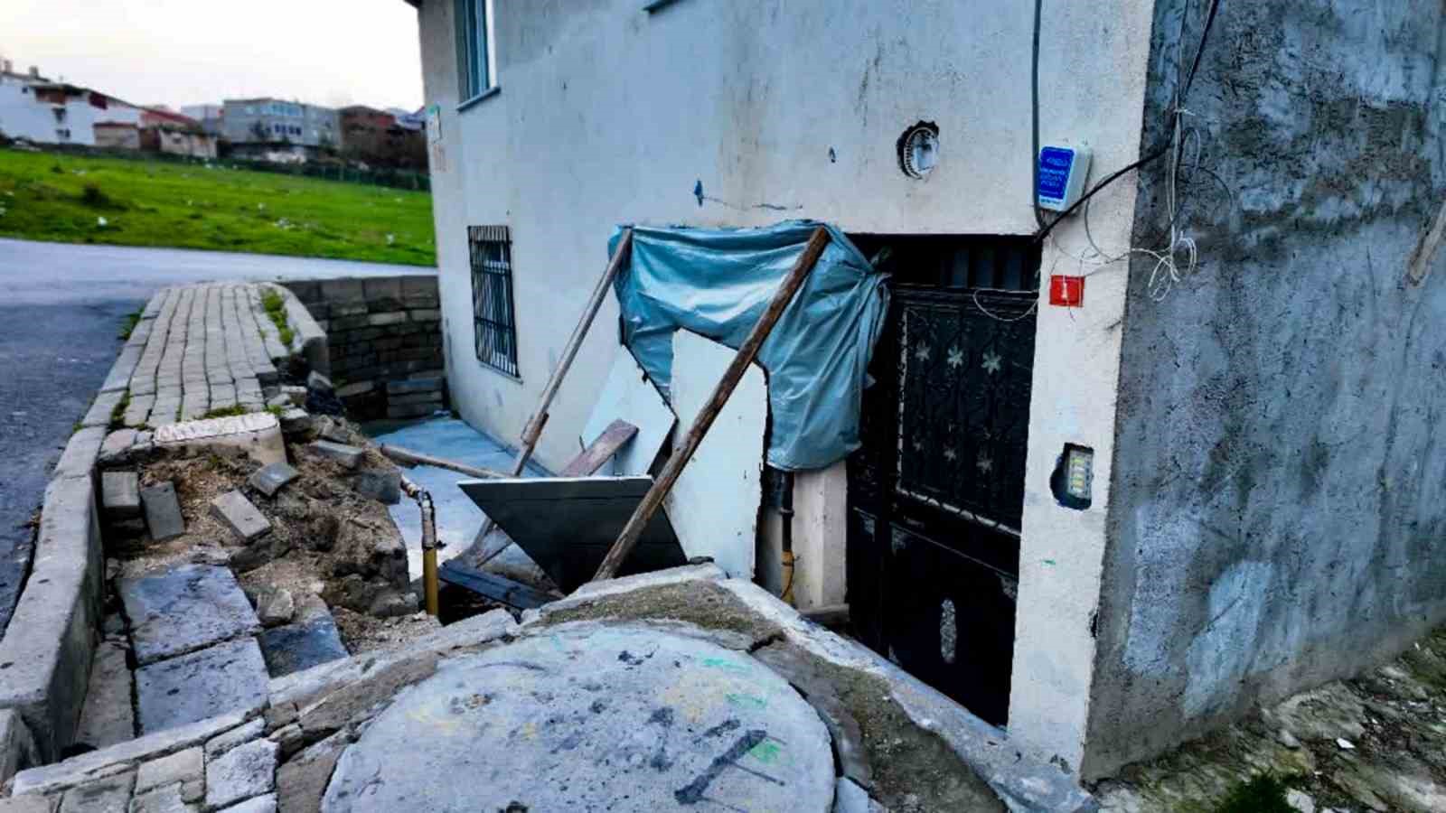 Avcılar’da faciadan kıl payı dönüldü: El frenini çekmeyi unutunca panelvan araç daireye daldı