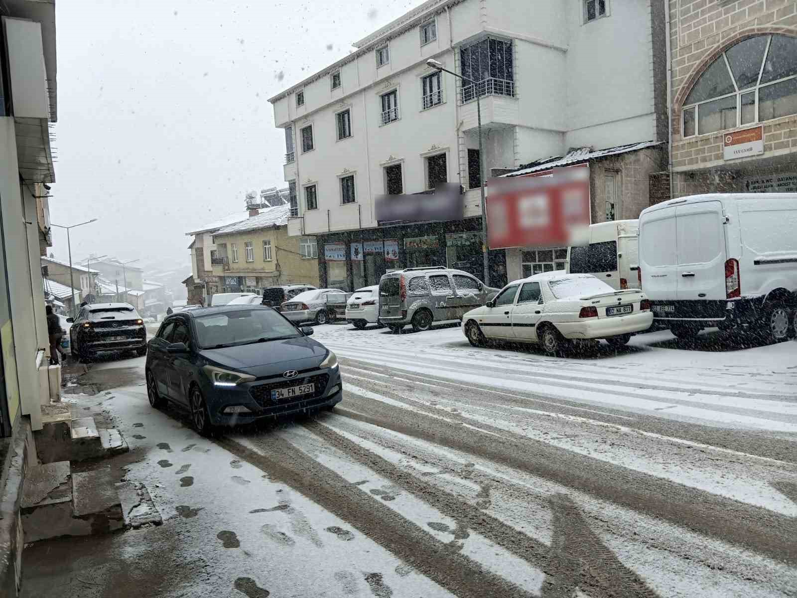 &Ccedil;elikhan beyaza b&uuml;r&uuml;nd&uuml;
