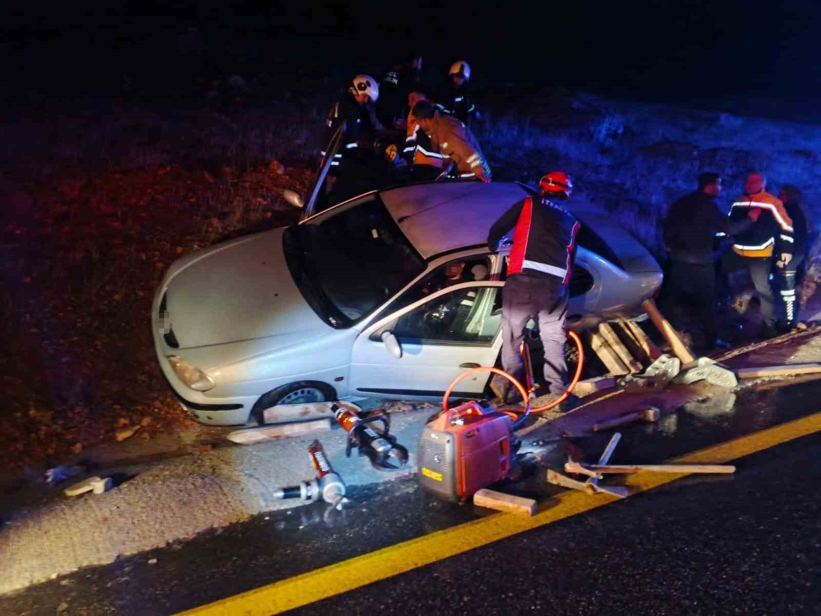 Mardin’de şarampole devrilen otomobilde 2 kişi yaralandı