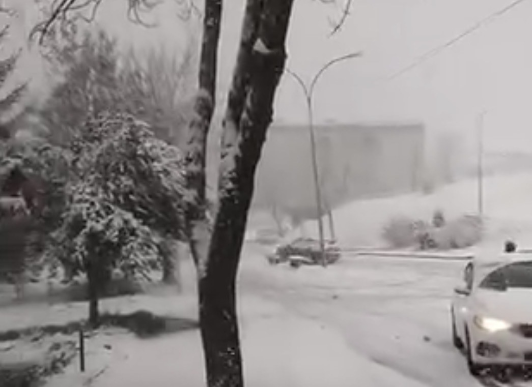 Karlı yolda kontrolden çıkan otomobilin kaza anı kamerada