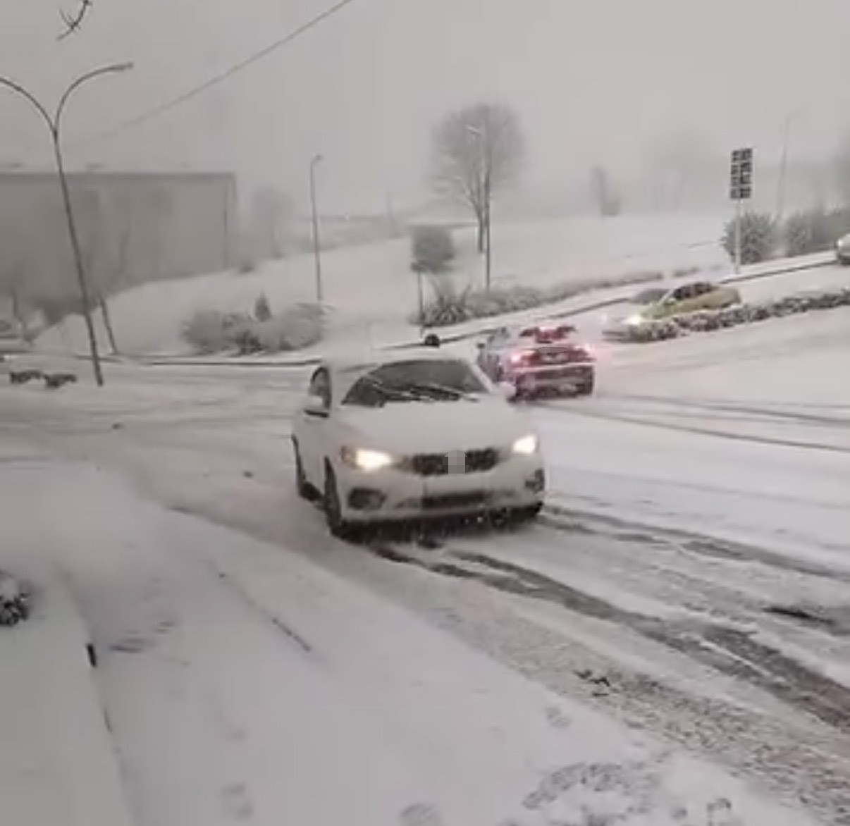 Karlı yolda kontrolden &ccedil;ıkan otomobilin kaza anı kamerada
