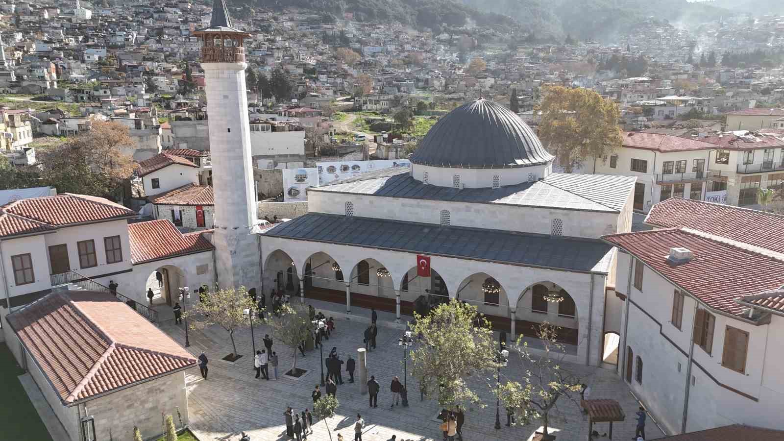 Hatay’da asrın felaketinde yıkılan ve inşa çalışmalarıyla birlikte açılışını Cumhurbaşkanı Recep Tayyip Erdoğan’ın yaptığı Habibi Neccar Camii vatandaşların akınına uğruyor. Depremde yerle bir olan camiyi yeniden ziyaret etme fırsatı bulan vatandaşlar duygusal anlar yaşadı.