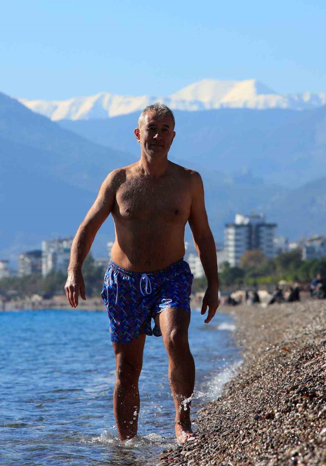 Türkiye karla mücadele ederken Antalya’da deniz sefası