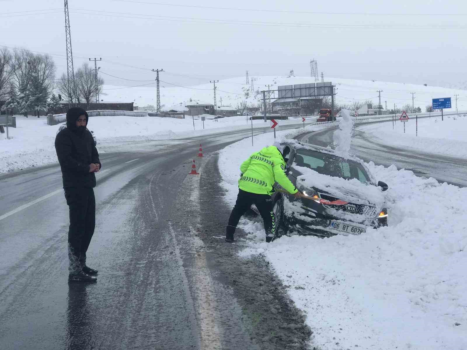Zorlu kış şartlarında polislerden &ouml;rnek m&uuml;dahale
