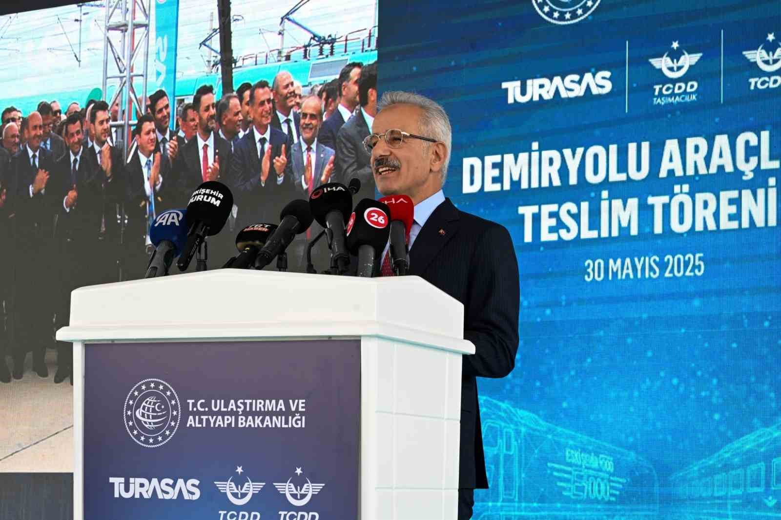 Bakan Uraloğlu: "Yeni y&uuml;k vagonlarımız enerji kaynaklarının nakliyesinde ordumuzun lojistik g&uuml;c&uuml;ne g&uuml;&ccedil; katacak"
