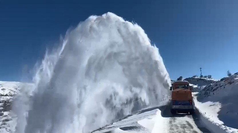 Elazığ’da kapalı köy yollarında çalışmalar sürüyor