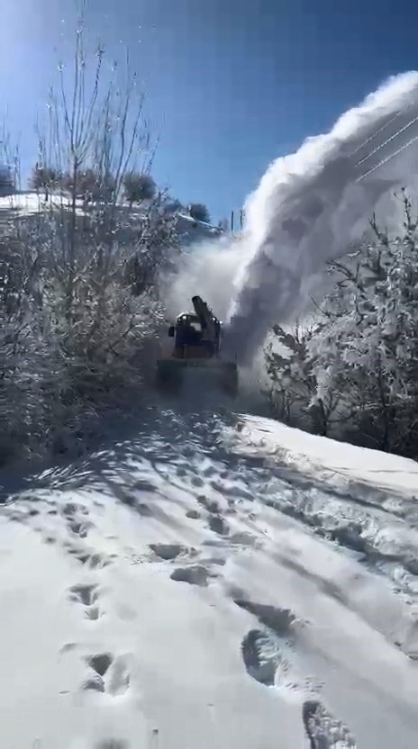Elazığ&rsquo;da kapalı k&ouml;y yollarında &ccedil;alışmalar s&uuml;r&uuml;yor

