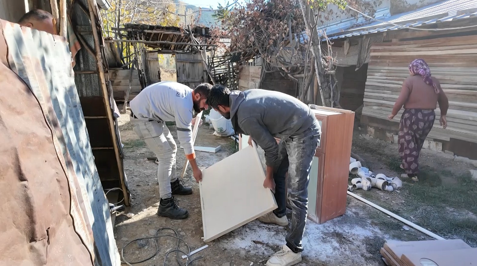 Yokluk i&ccedil;inde yaşadığı evde yapılan d&uuml;zenlemeler Keziban teyzenin y&uuml;z&uuml;n&uuml; g&uuml;ld&uuml;rd&uuml;

