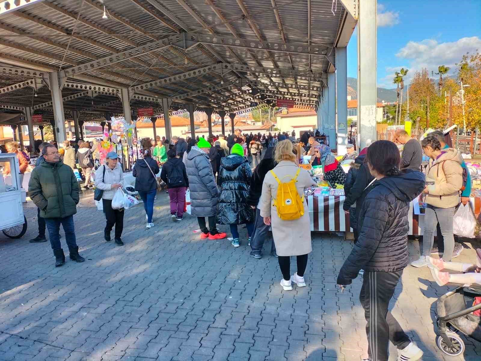 Köyceğiz’de yılbaşı pazarı kuruldu