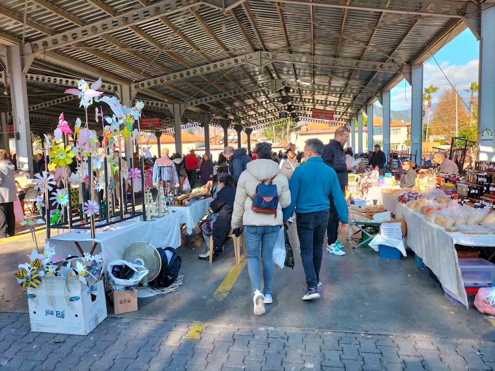 K&ouml;yceğiz&rsquo;de yılbaşı pazarı kuruldu
