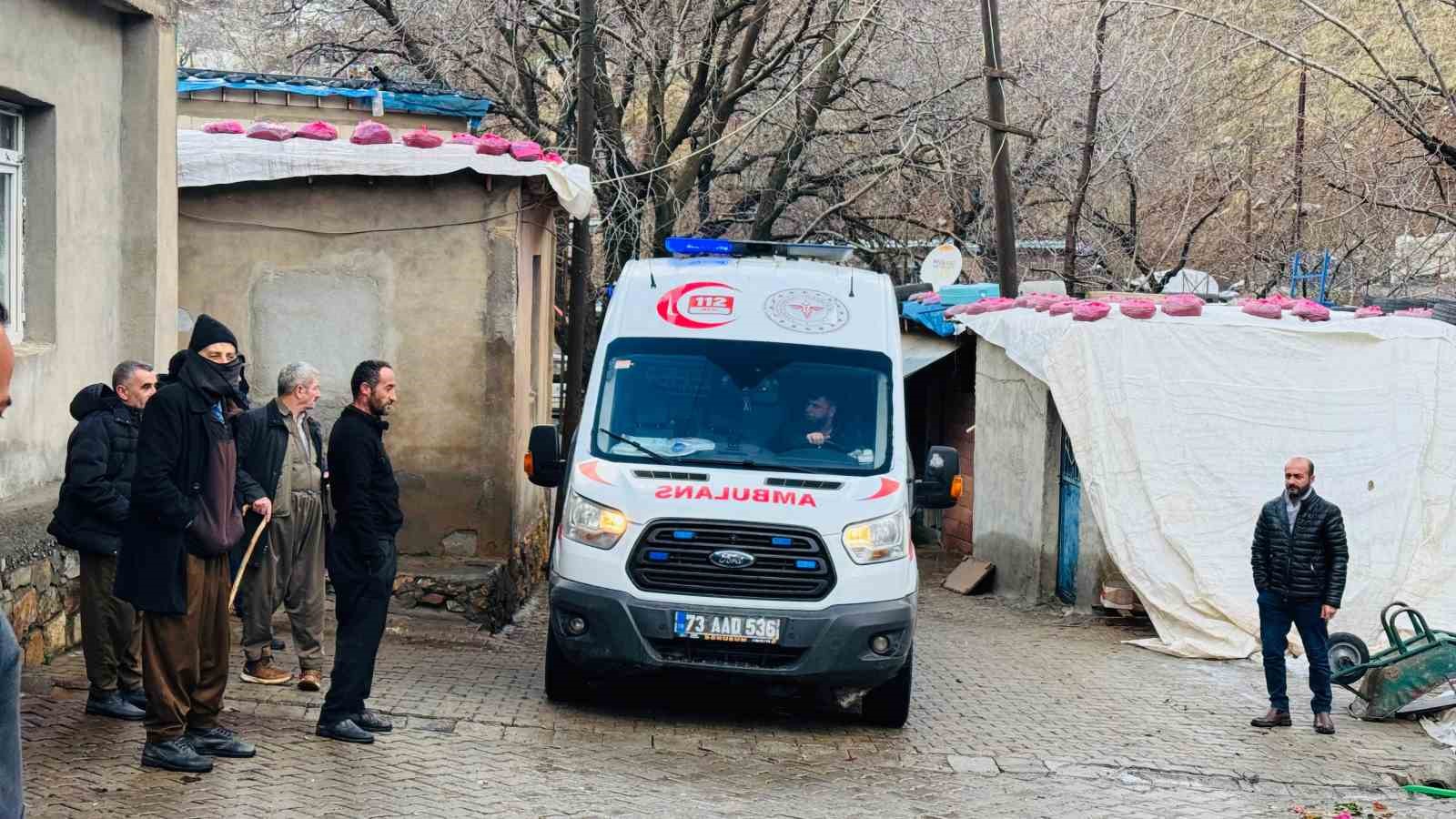 Şırnak’ta köylüler çaya uçan araçtan kurtardıkları 3 yaralıyı evlerinde ağırlayıp, ısınmalarını sağladı