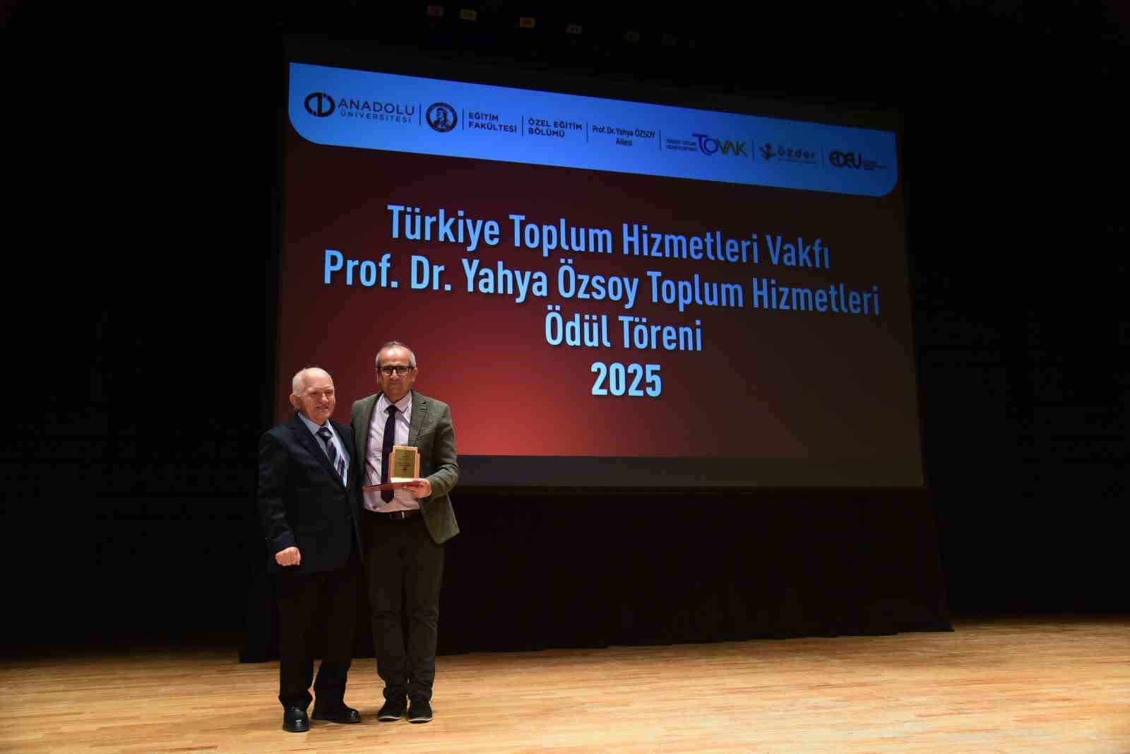 Prof. Dr. Yahya &Ouml;zsoy Toplum Hizmetleri &Ouml;d&uuml;lleri sahiplerini buldu
