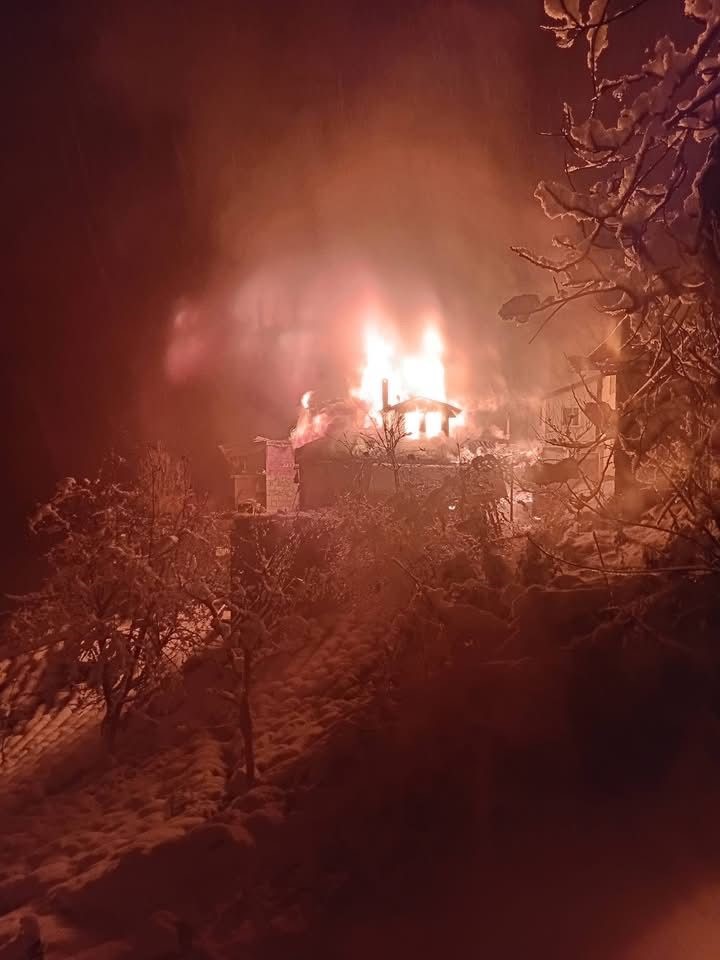 Rize&rsquo;de bir evde &ccedil;ıkan yangın 2 eve daha sı&ccedil;radıktan sonra s&ouml;nd&uuml;r&uuml;ld&uuml;
