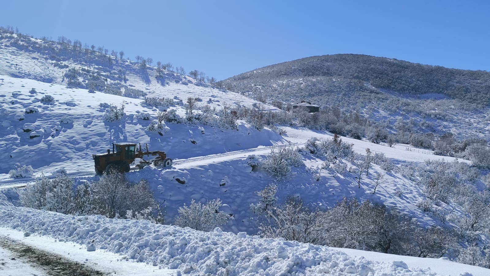 Bingöl’de kapanan köy yollarında çalışmalar aralıksız sürüyor