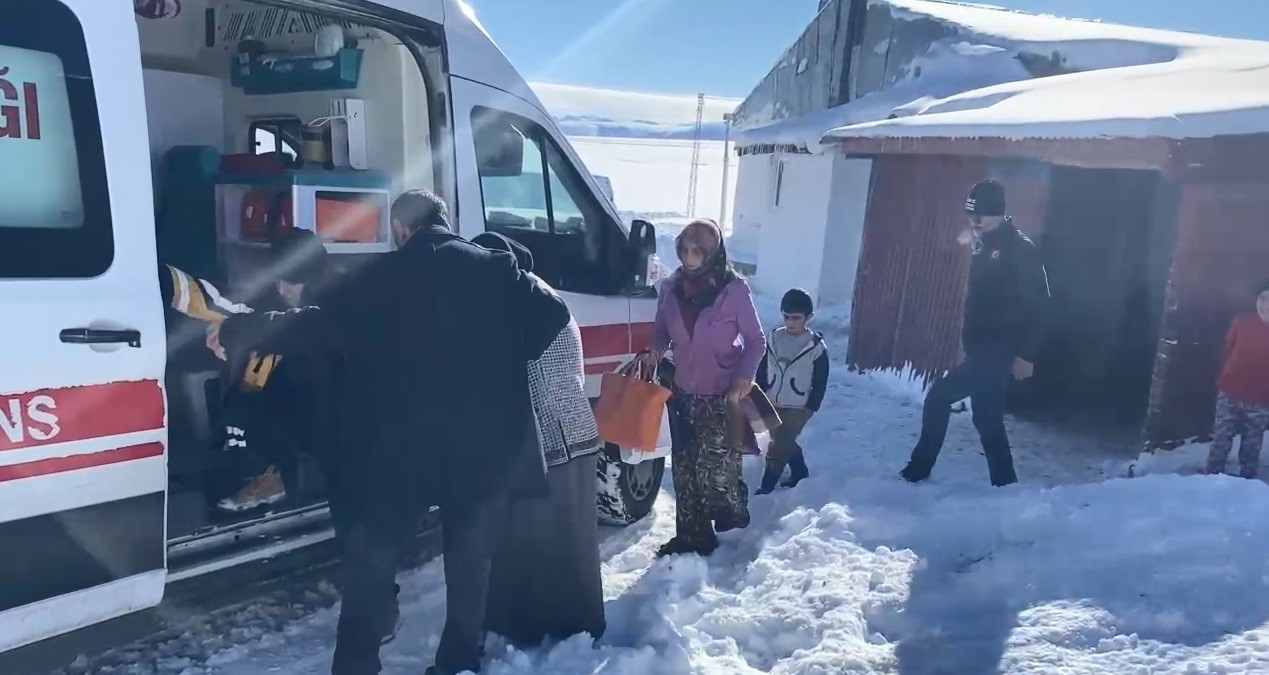Kars&rsquo;ta ekipler hasta vatandaşlar i&ccedil;in seferber oldu
