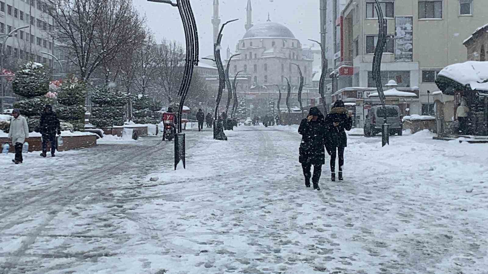 Bolu&rsquo;da kar fırtınası hayatı olumsuz etkiledi: Vatandaşlar şemsiyeyle dolaştı
