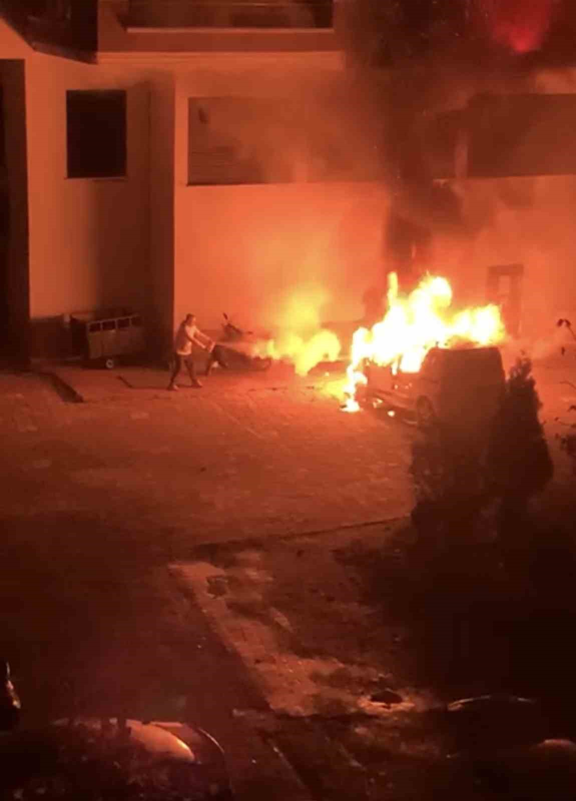 Park halindeki otomobil alev alev yandı, ara&ccedil; sahibi yakanın bulunmasını istedi
