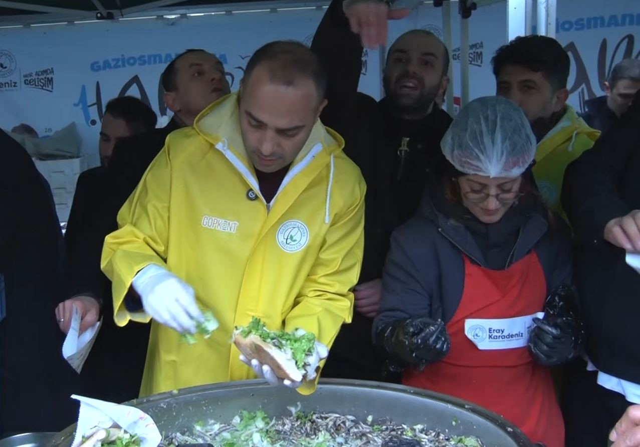 Gaziosmanpaşa’da Karadeniz rüzgarı: Festivalde 10 ton hamsi ikram edildi