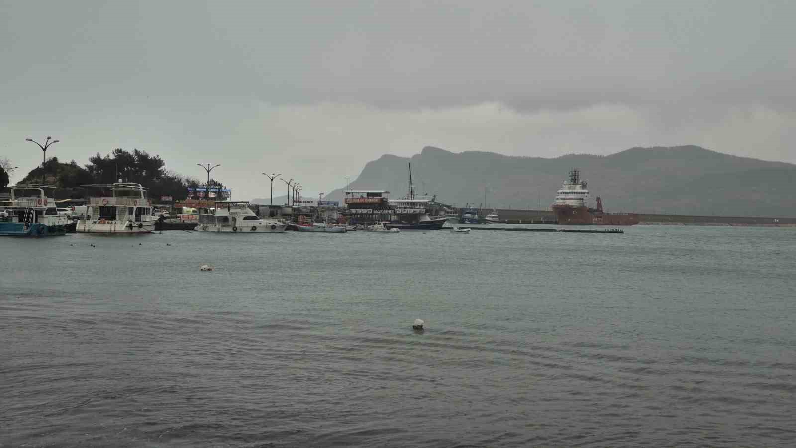 Doğal gaz sondaj çalışmasında görevli gemiler Amasra Limanı’na sığındı