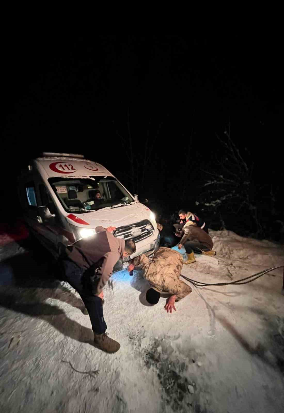 Karda mahsur kalan ambulansı, ekipler kurtardı
