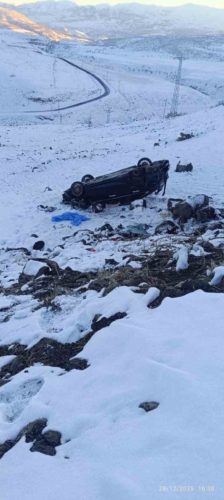 Bingöl’de otomobil şarampole yuvarlandı: 4 yaralı