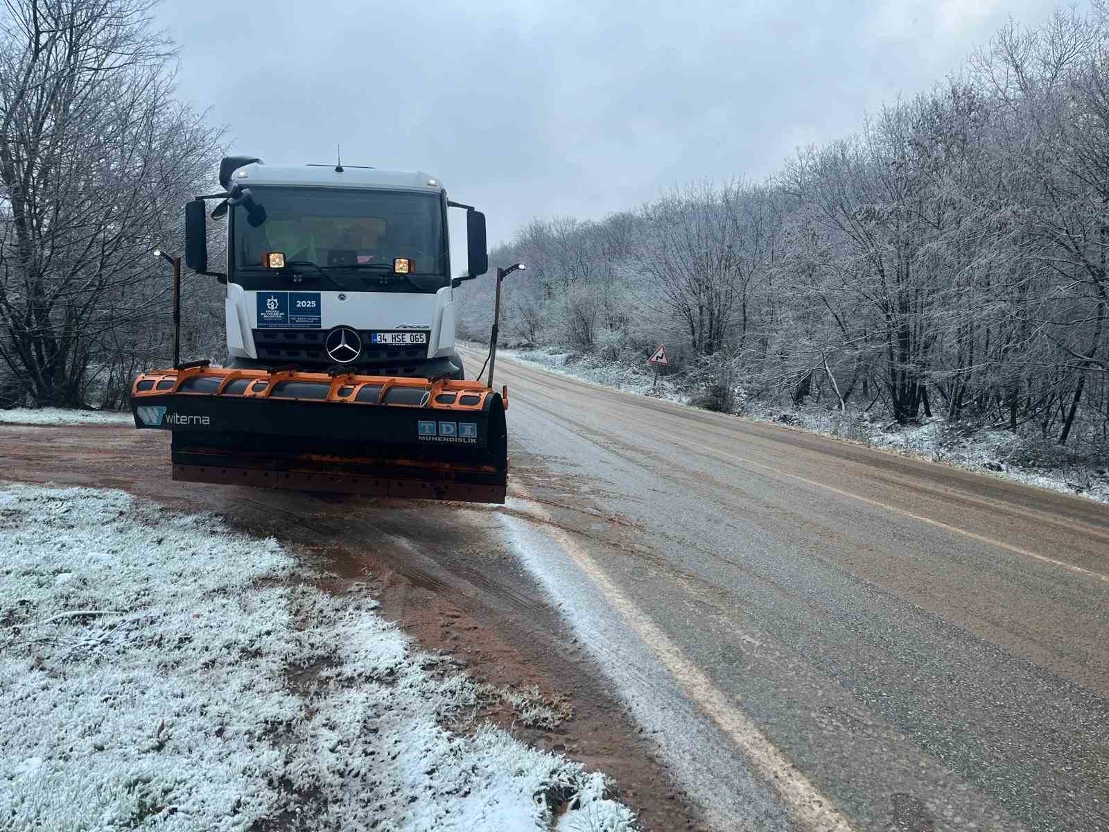 Kocaeli’de yoğun kar yağışı: Ekipler yolları açık tutmak için çalışıyor
