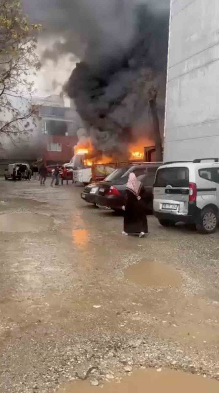 Bursa&rsquo;da park halindeki midib&uuml;ste &ccedil;ıkan yangın otomobile sı&ccedil;radı
