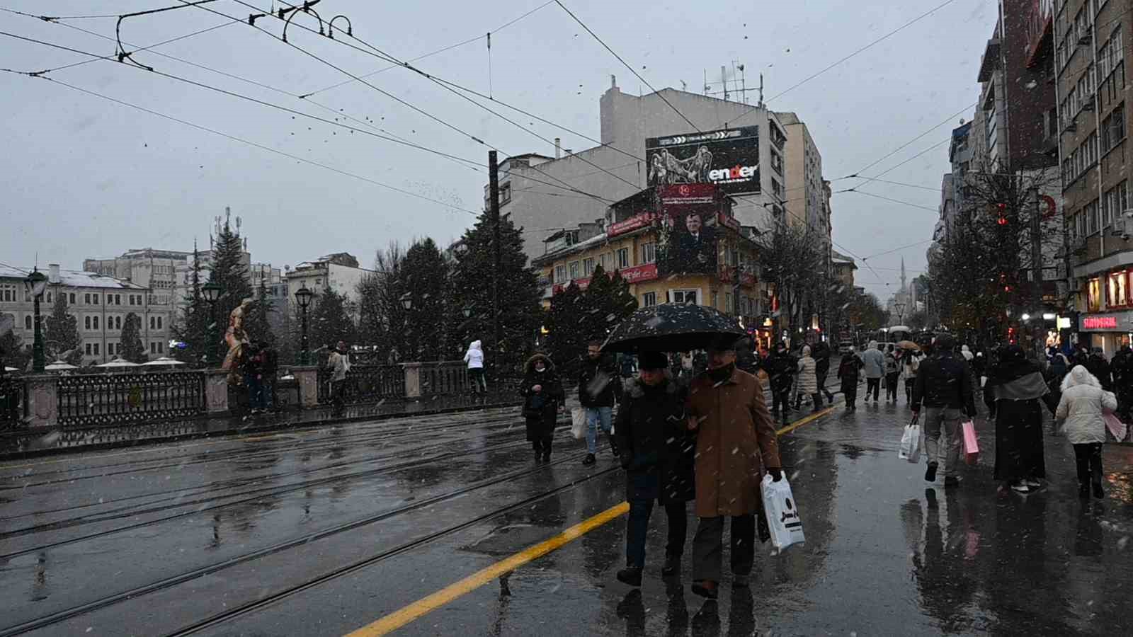 Eskişehir&rsquo;de lapa lapa yağan kar g&ouml;rsel ş&ouml;len oluşturdu
