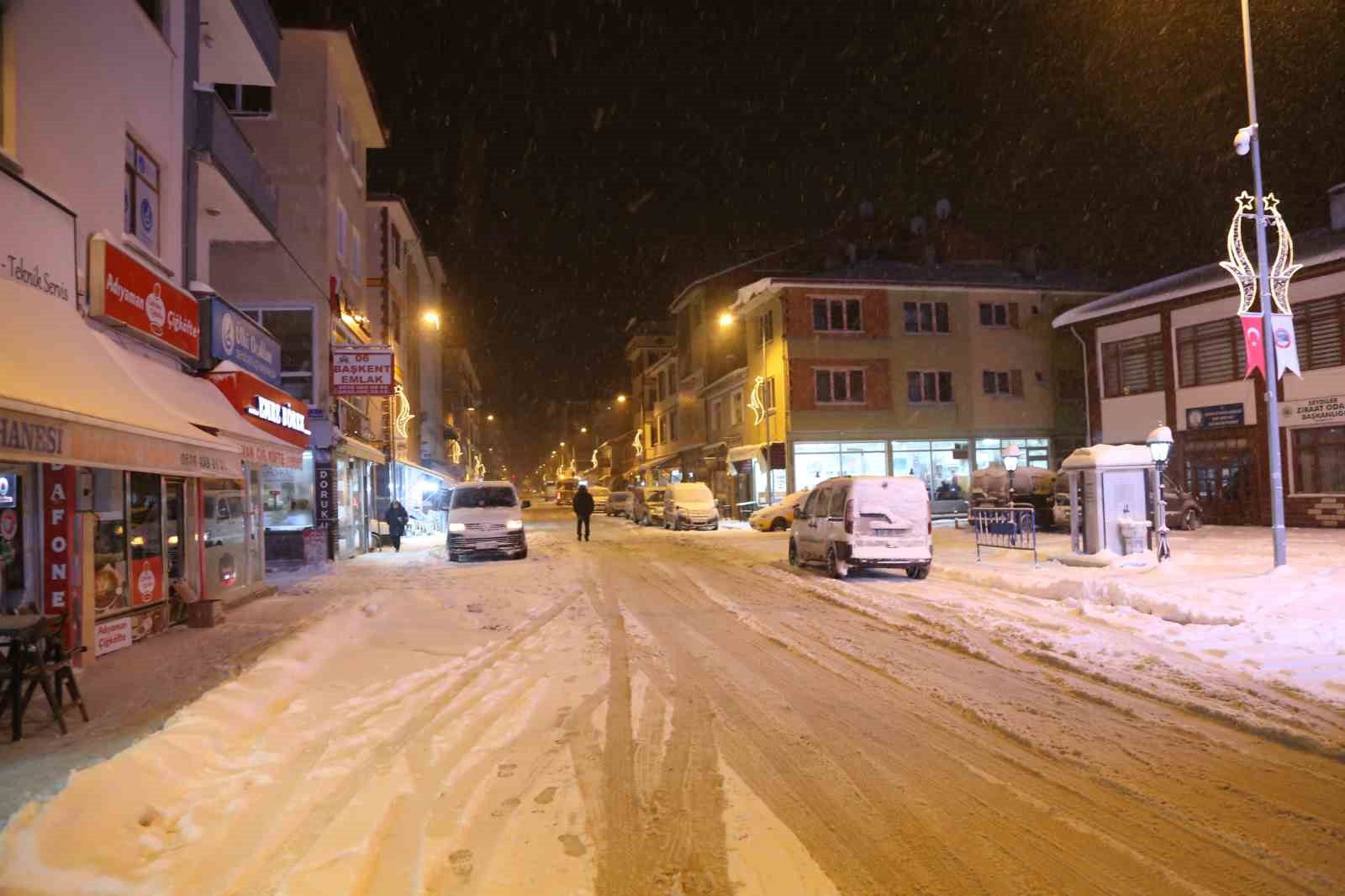 Kastamonu&rsquo;da yoğun kar yağışı: Ağır tonajlı ara&ccedil;ların ge&ccedil;işine izin verilmiyor
