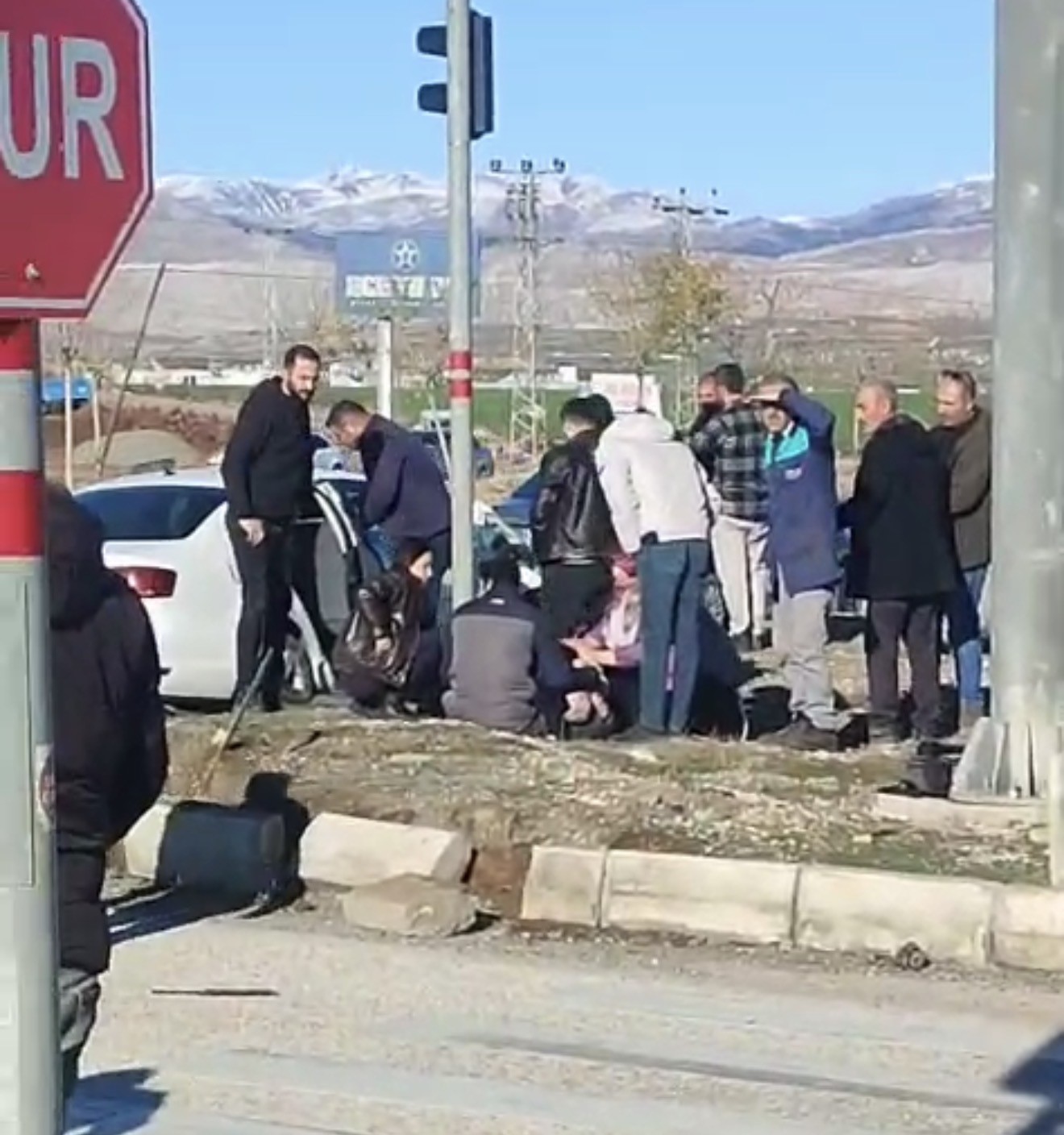 Adıyaman&rsquo;da iki otomobil &ccedil;arpıştı: 1 &ouml;l&uuml;, 8 yaralı
