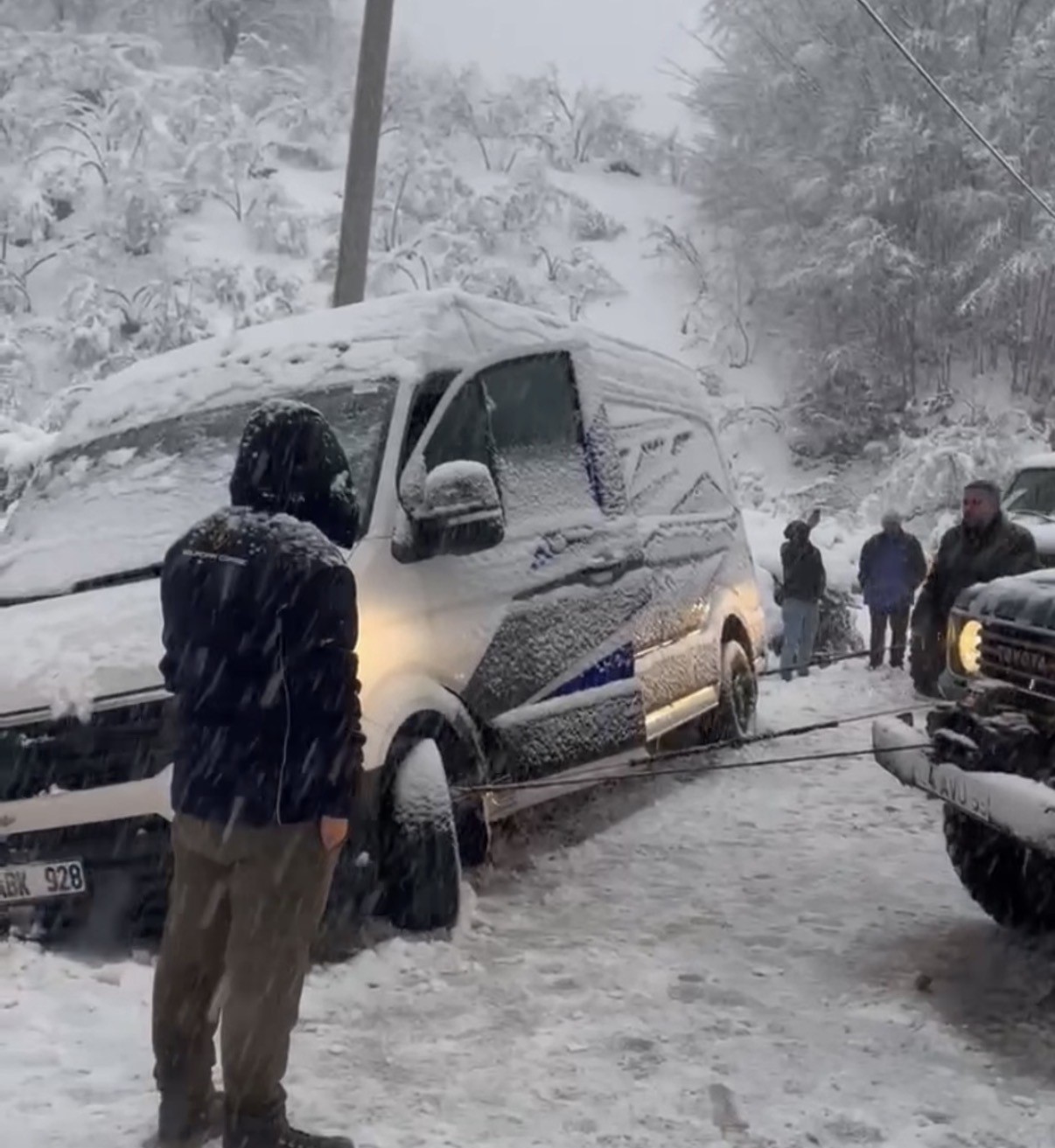 Şarampole kayan minibüsü, off-road araçları kurtardı