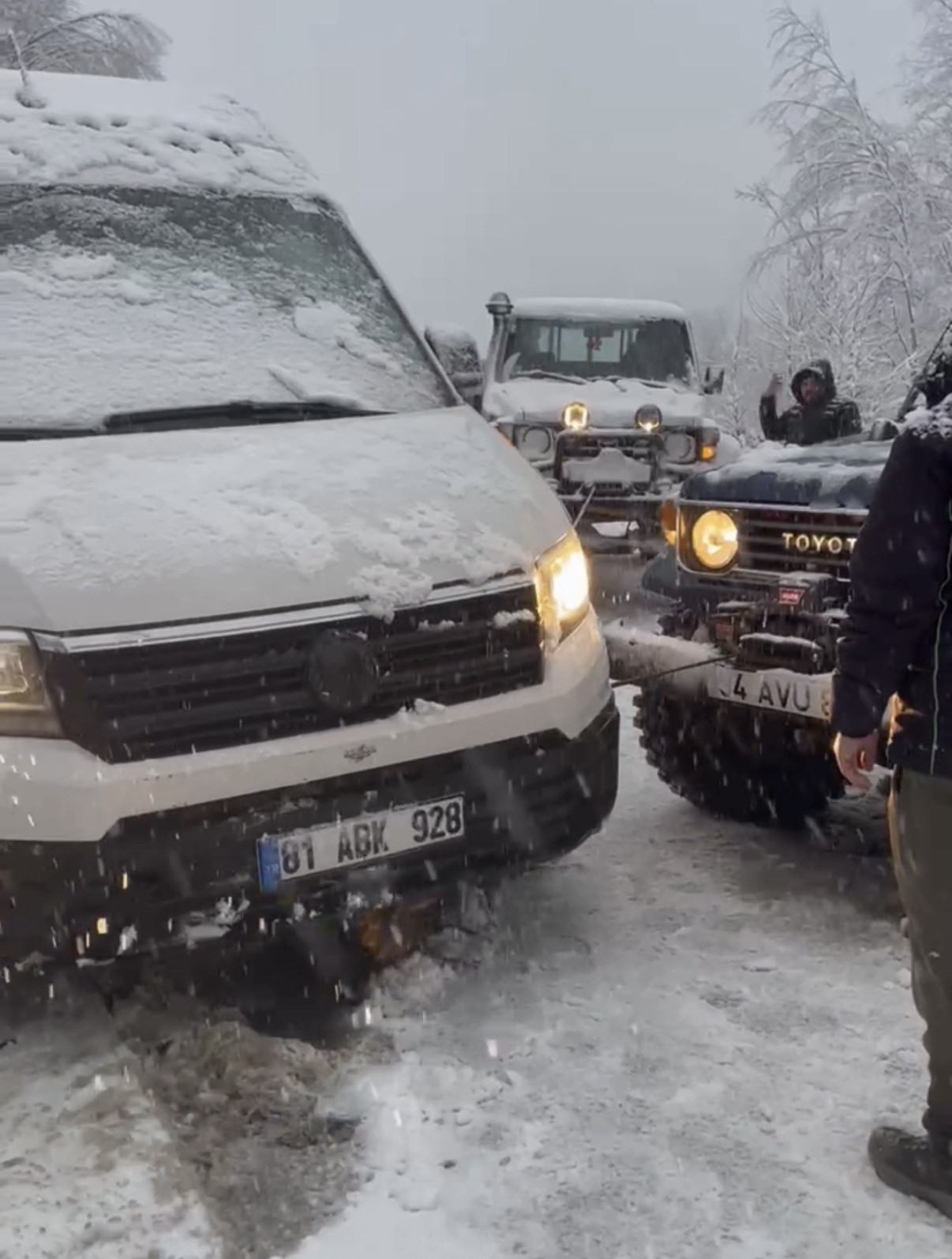 Şarampole kayan minib&uuml;s&uuml;, off-road ara&ccedil;ları kurtardı
