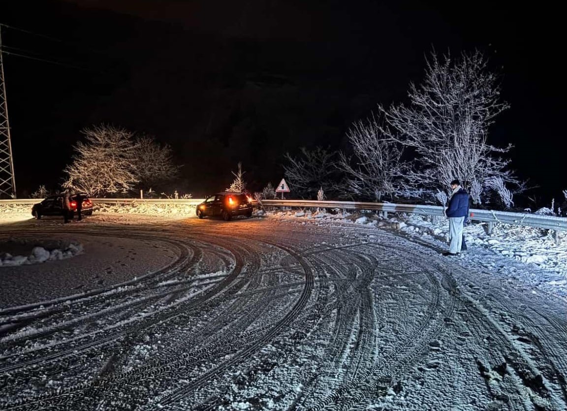 Oylat Kaplıcaları yolu kar nedeniyle kapandı