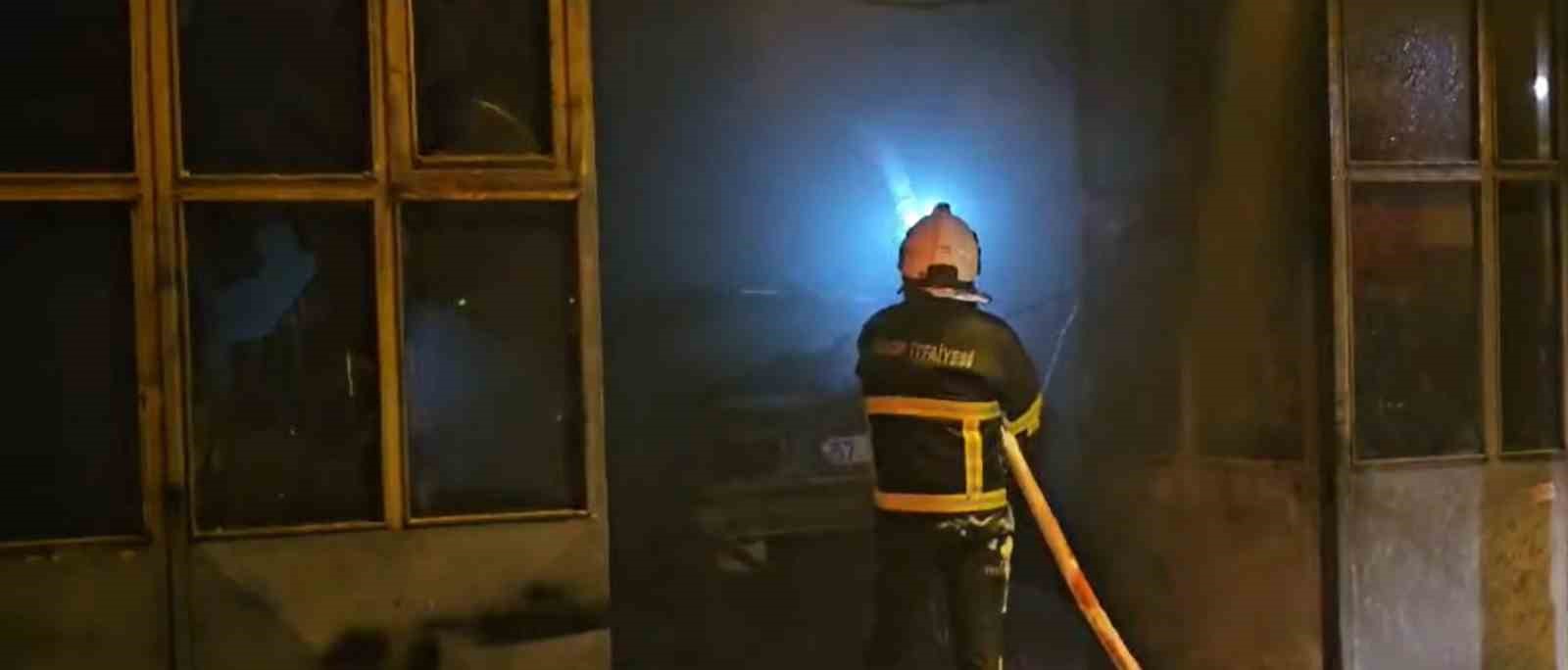 Otomobilde çıkan yangın iş yerine sıçradı