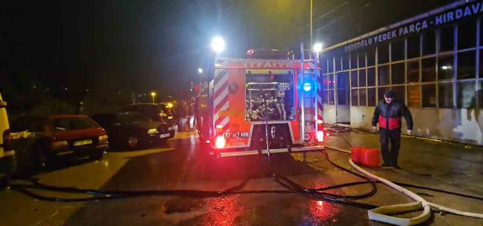 Otomobilde çıkan yangın iş yerine sıçradı