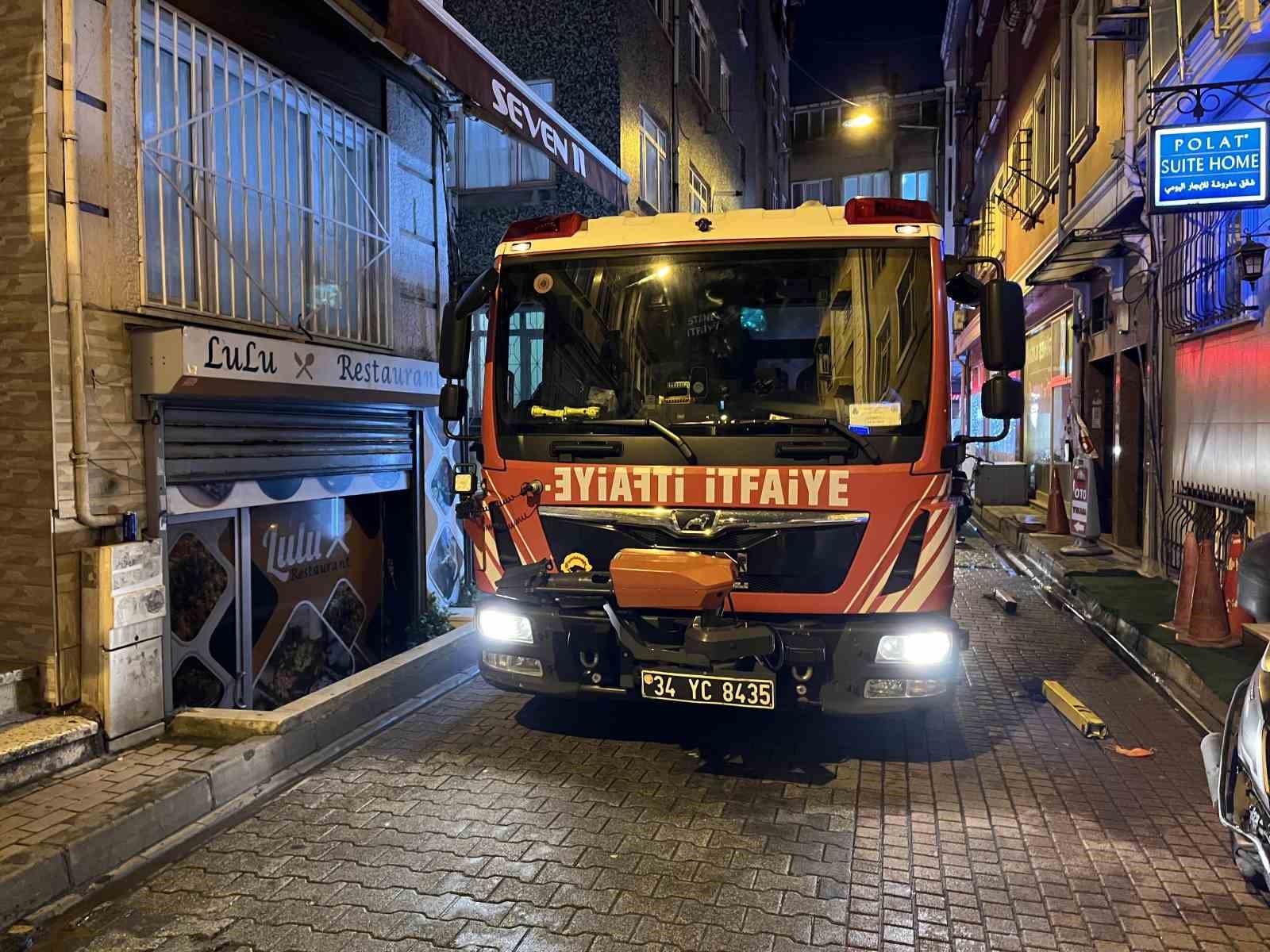 Fatih’te otoparkta çıkan yangın binaya sıçradı: O anlar kamerada